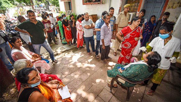India Records 15,528 New COVID-19 Cases and 25 Covid Deaths in 24 Hours